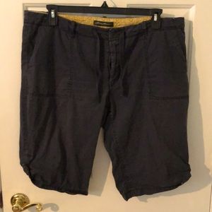 Eddie Bauer women’s cargo style shorts Size 16